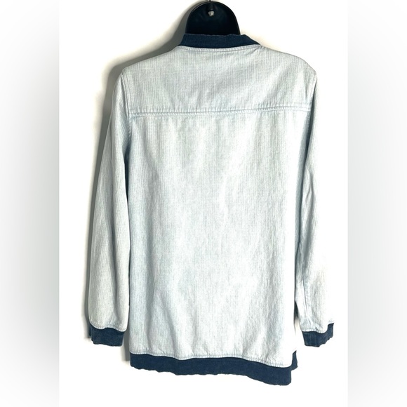 Le Lis 100% Cotton Two-Toned ButtonDown Jean Jacket with Pockets - Picture 3 of 7